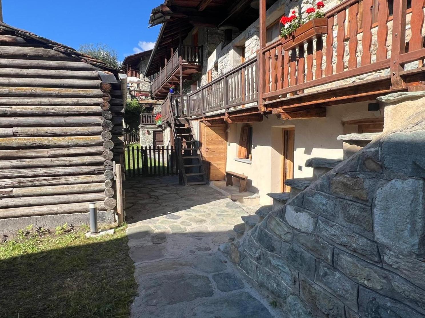 Joivy Modern Family Chalet With Stunning Mountain Views ชัมโปลุก ภายนอก รูปภาพ